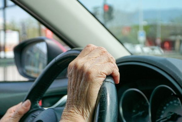 म्याद सक्केको लाइसेन्सबाट गाडि चलाएको भन्दै १०३ वर्षीया बृद्धालाई जरिवाना