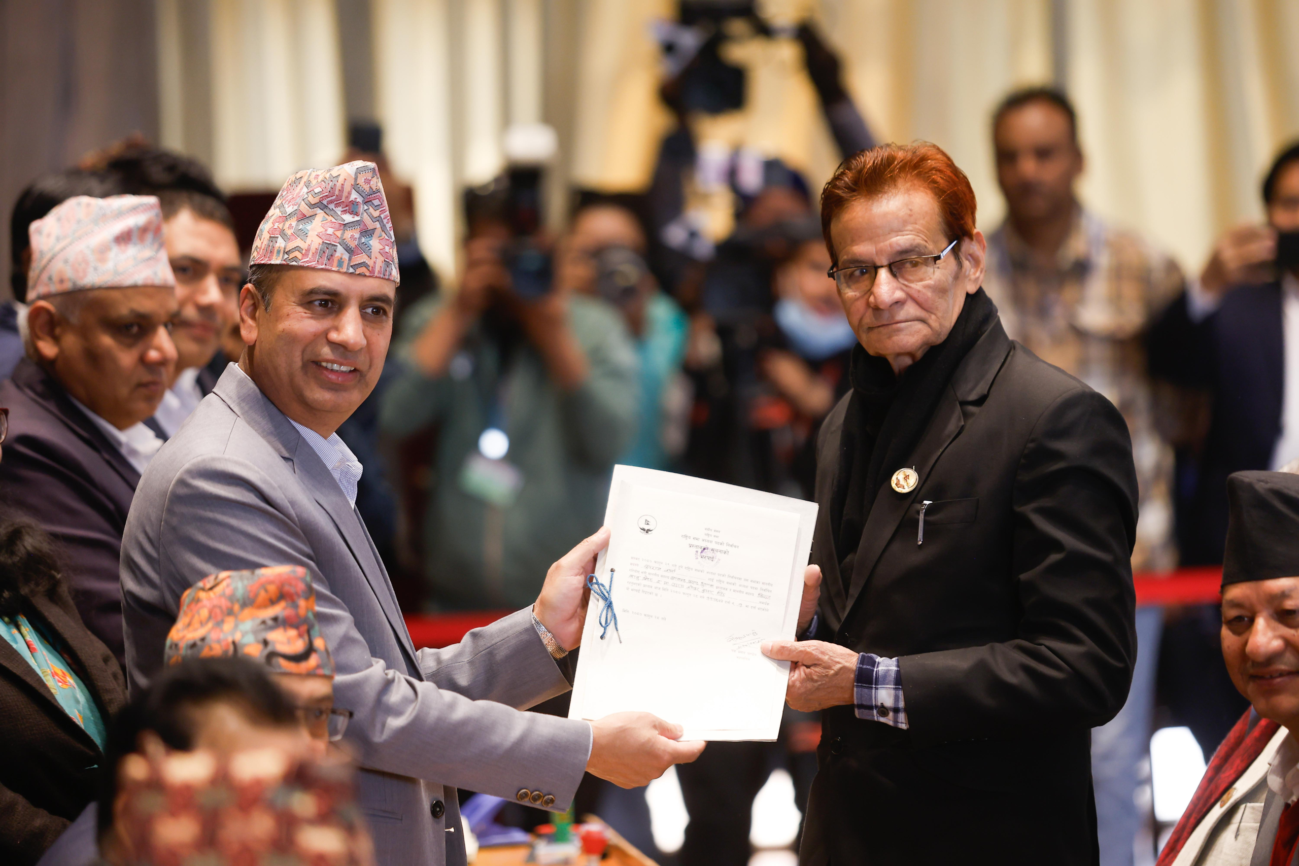 पार्टीले एक ढिक्काका साथ अध्यक्षको उम्मेदवार बनाएको छः सांसद शर्मा