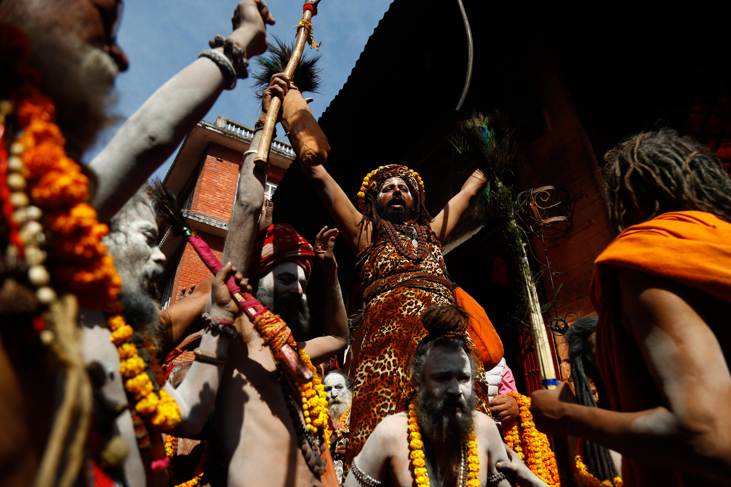 शिवरात्रिका लागि नागा बाबाहरु पशुपति मन्दिर प्रबेश (फोटोफिचर)