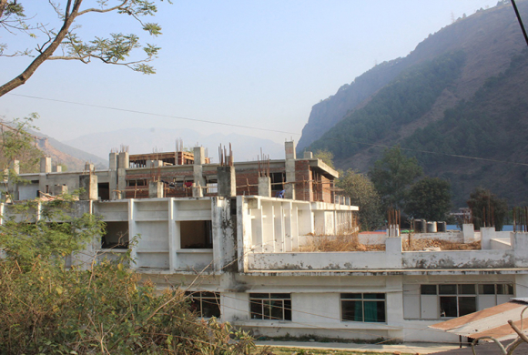 अस्पताल भवन निर्माणमा भएको विलम्बले सेवा प्रभावित