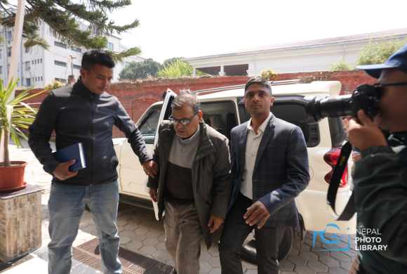 प्रहरी नियन्त्रणमा महरा (तस्बिर)