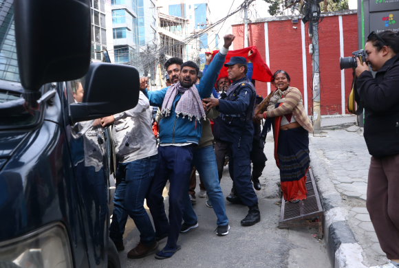 बालुवाटार क्षेत्रमा प्रदर्शन गरेको भन्दै मिटरब्याज पीडितहरु पक्राउ (फोटोफिचर)