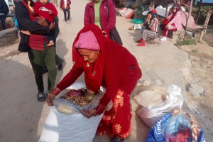 ४२ वर्षदेखि बदाम बेच्दै आएकी ७२ वर्षीया नमुना उद्यमी शिवमाया