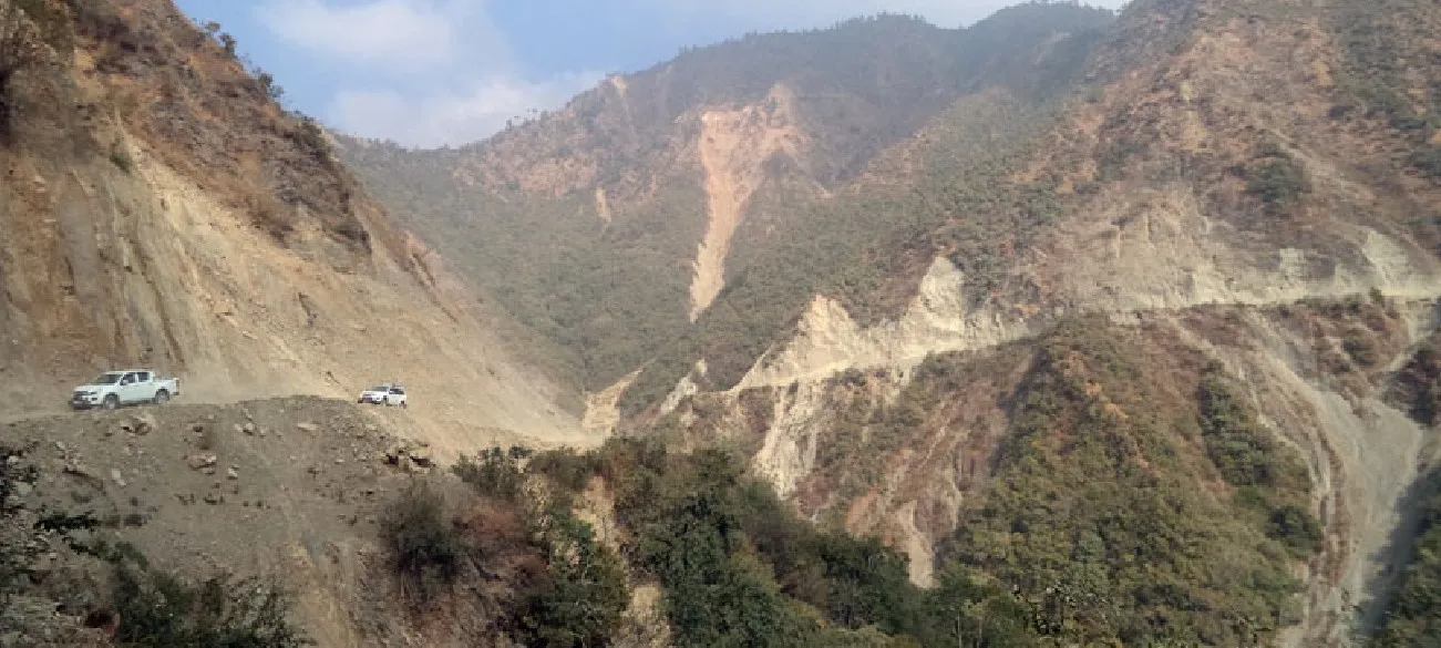 पहिरोले बीपी राजमार्ग र कान्तिलोकपथ सडक पूर्णरूपमा अवरुद्ध