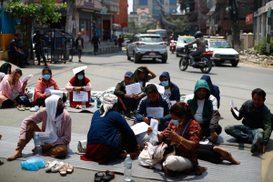 रूसी सेनामा नेपालीहरुको परिवारले आज बालुवाटारस्थित रसियन राजदूताबास परिसरमा धर्ना (तस्बिरहरु)
