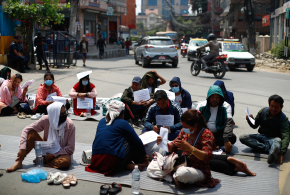 रूसी सेनामा नेपालीहरुको परिवारले आज बालुवाटारस्थित रसियन राजदूताबास परिसरमा धर्ना (तस्बिरहरु)