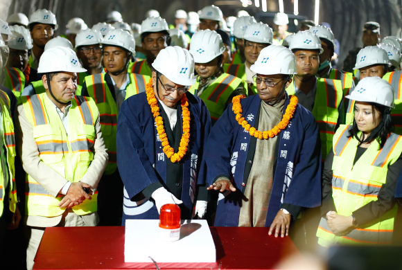 प्रधानमन्त्रीद्वारा सिस्ने खोला नागढुङ्गा सुरुङ मार्गको ब्रेक थ्रु सम्पन्न (फोटोफिचर)