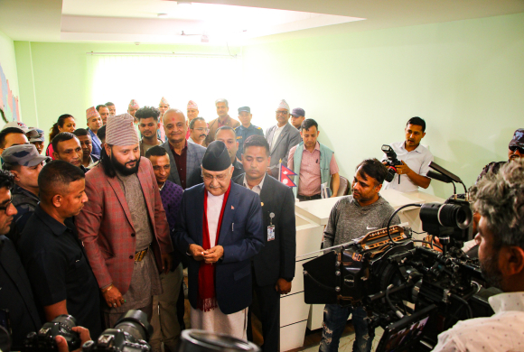 ‘नमेटिने घाउ’ मा अभिनय गर्दै नेकपा एमालेका अध्यक्ष ओली (तस्बिरहरु)