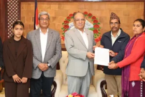 प्रधानमन्त्रीसँग विपिन जोशीका परिवारको भेटवार्ता