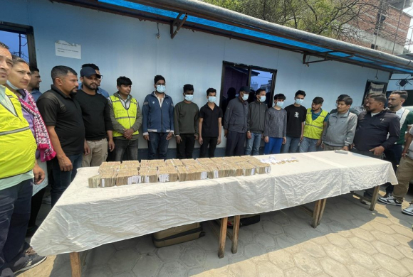 एक किलो ७६८ ग्राम सुन र एक करोड बढी रकमसहित ७ जना पक्राउ
