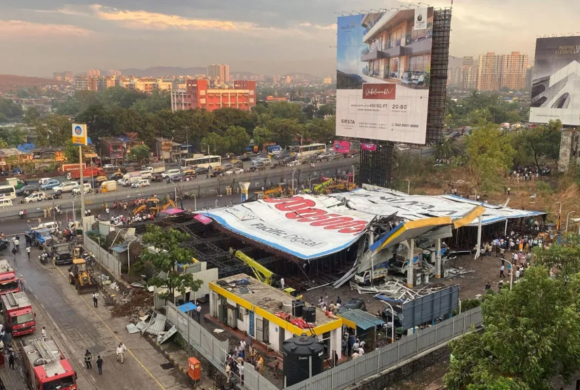 भारतमा गएको आँधीका कारण ठूलो विज्ञापनको बोर्ड खस्दा १४ जनाको मृत्यु, ७५ जना घाइते