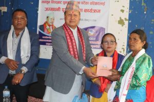 विपत परेका २२ घरलाई बाह्रबिसे नगरपालिकाद्वारा लालपुर्जा वितरण