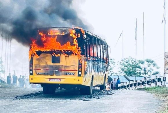 चितवनमा विद्यार्थी लिन हिँडेको बसमा पेट्रोल बम प्रहार