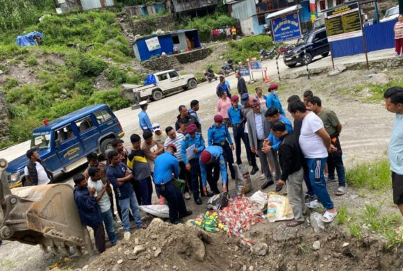 सीमा प्रहरी चौकी कोदारिले  बरामद गरेको ८ सय १८ बोत्तल चिनियाँ रक्सी नष्ट ।