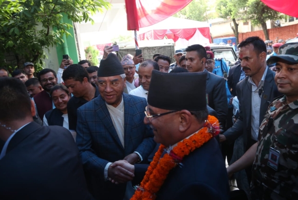 कांग्रेस मुख्यालय सानेपामा सँगै देखिए प्रचण्ड र ओली (तस्बिरहरु)