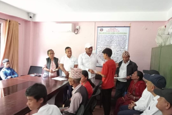 अभिभावक नभएका १९ बालबालिकालाई बाह्रबिसे नगरपालिकाले गर्याे आर्थिक सहयोग
