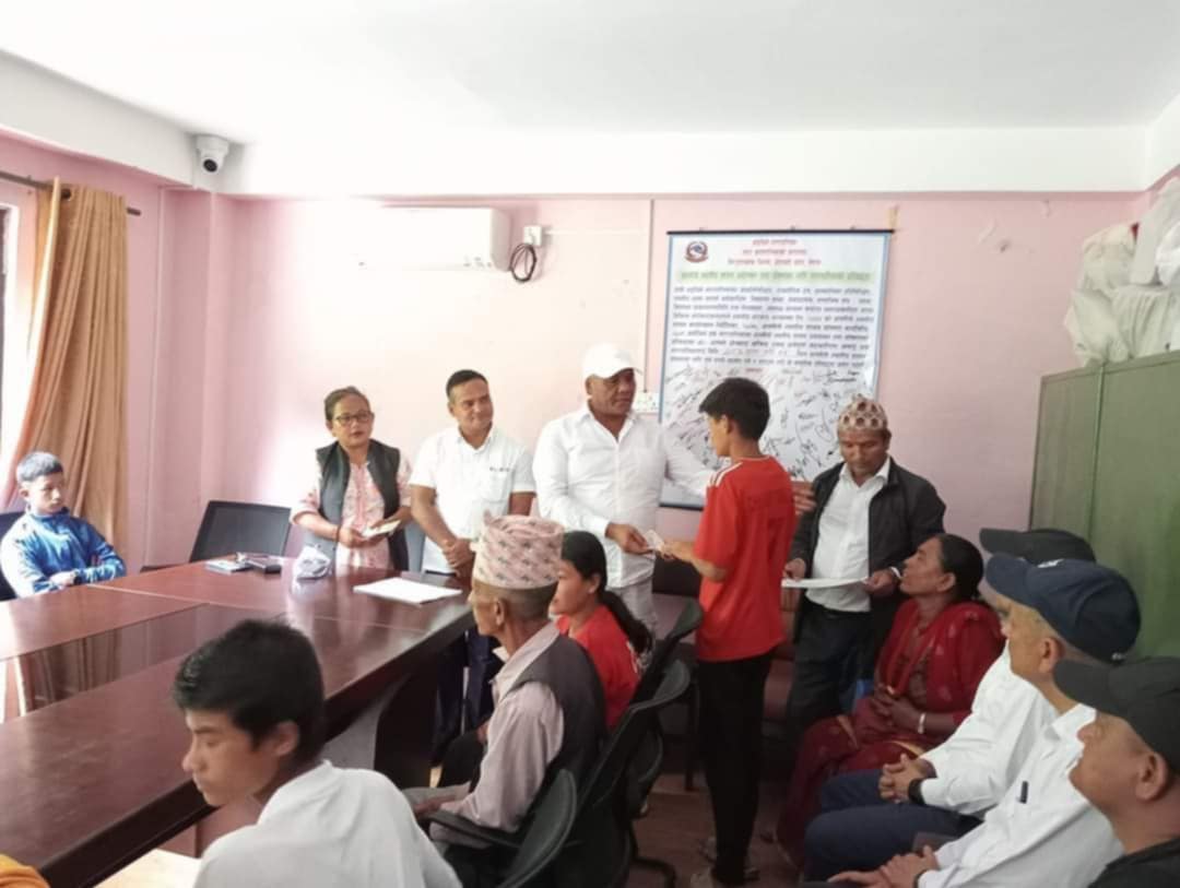अभिभावक नभएका १९ बालबालिकालाई बाह्रबिसे नगरपालिकाले गर्याे आर्थिक सहयोग