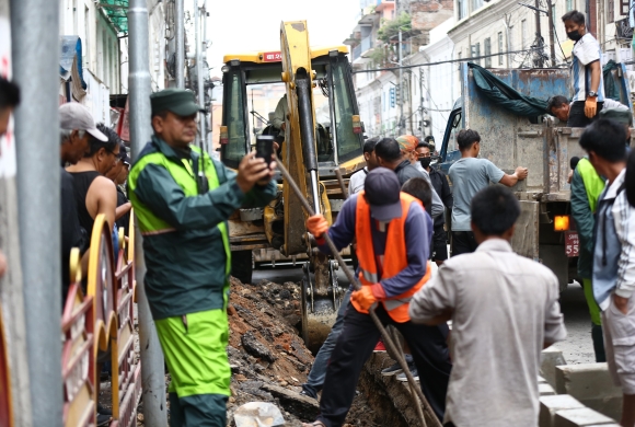 काठमाडौं महानगरले पुनः थाल्यो न्यूरोड क्षेत्रमा फुटपाथ विस्तार