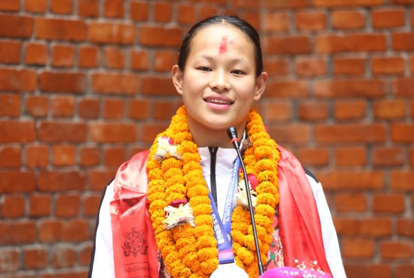 ऐतिहासिक पदक जितेकी एरिकालाई विमानस्थलमा भव्य स्वागत