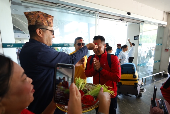 विमानस्थलमा भलिबल च्याम्पियनसिपको उपविजेतालाई खादा सहित टीका जमरा लगाएर  स्वागत गरिदै