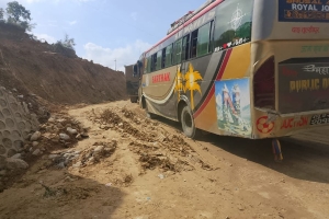 दाउन्नेमा पूनः यातायात ठप्प, यात्रुहरु अलपत्र