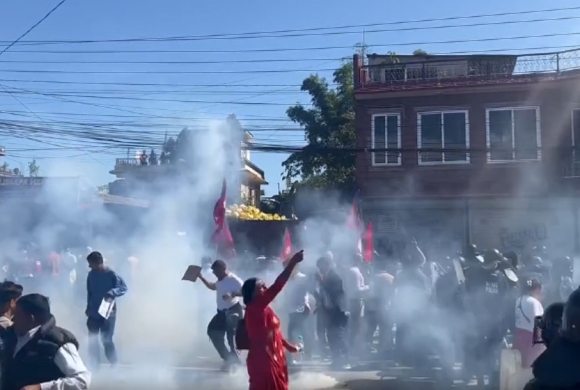पोखरामा रास्वपाको प्रदर्शनमा अश्रुग्यास प्रहार
