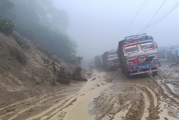 लगातारको वर्षाका कारण दाउन्ने सडक खण्ड पूर्ण रुपमा अवरुद्ध
