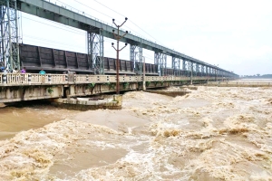 सप्तकोशीमा बज्यो खतराको घण्टी, ब्यारेजका सबै ढोका खोलियो
