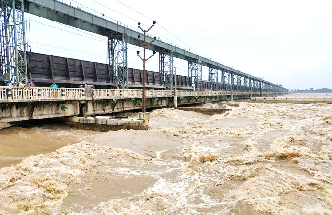 सप्तकोशीमा बज्यो खतराको घण्टी, ब्यारेजका सबै ढोका खोलियो