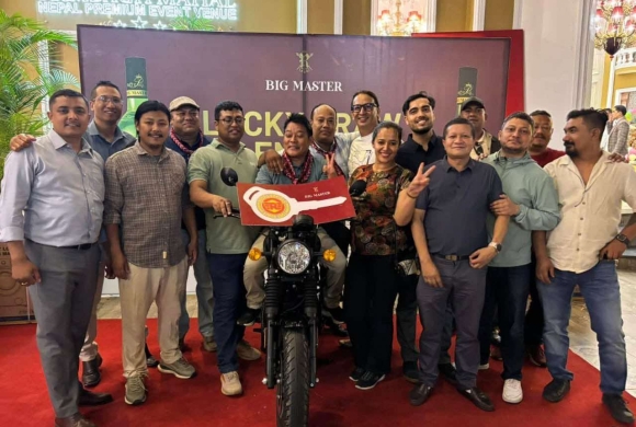 रोयल काठमाडौँ हिमालय प्रा.लि.को ‘लक्की ड्र’मा ओरिसा स्टोरले जित्यो बुलेट बाइक