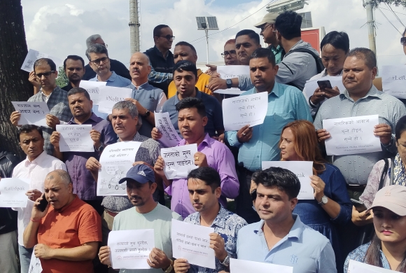 सामाजिक सञ्जाल बन्दका बिरुद्ध पत्रकार महासंघका पुर्व अध्यक्षसहित पदाधिकारीहरु सडकमा