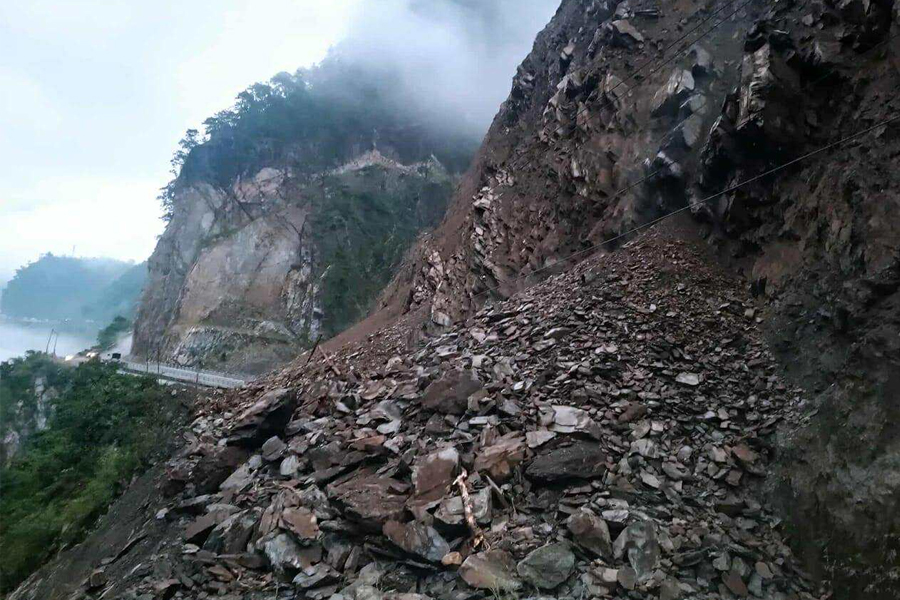 तुइन खोलामा पूनः पहिरो खस्यो, आवागमन ठप्प