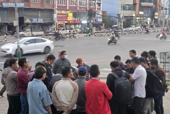 कोटेश्वर-तीनकुने चोकलाई ‘जेन-जी चोक’ घोषणाको माग राख्दै प्रदर्शन, प्रहरीद्वारा हस्तक्षेप