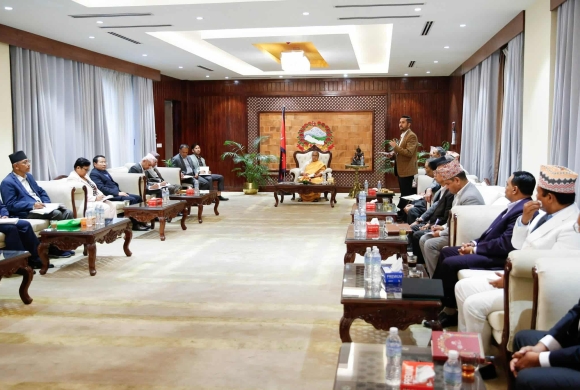 प्रधानमन्त्रीसंग महत्वपूर्ण राजनीतिक छलफल गर्न १० दलका नेताहरु बालुवाटारमा