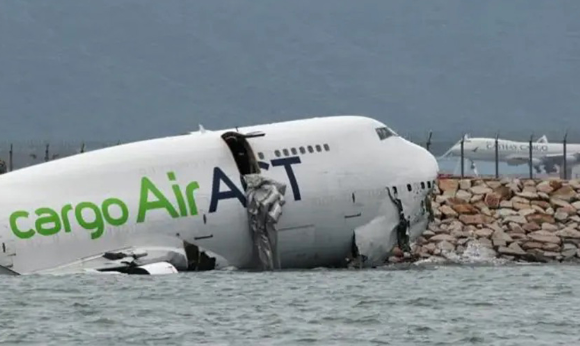 हङकङमा विमान दुर्घटना : दुई जनाको मृत्यु