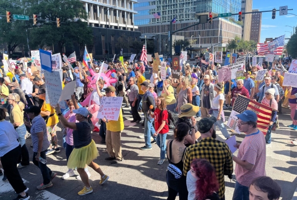 ट्रम्पको कठोर नीति र अधिनायकवादी व्यवहारविरुद्ध अमेरिकामा घन्कियो ‘नो किङ्ग्स’को नारा, लाखौँ जनता सडकमा