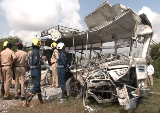 भारतको तेलंगनामा बस र ट्रक दुर्घटना हुँदा २० जनाको मृत्यु, २० घाइते