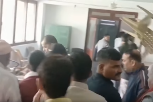 मधेश प्रदेशमा मुख्यमन्त्री सरोज यादवविरुद्ध प्रदर्शन, मुख्यमन्त्री कार्यालयमा तोडफोड र तालाबन्दी