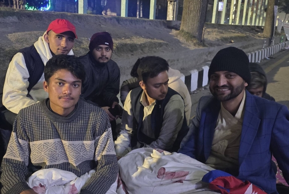 प्रधानमन्त्री र गृहमन्त्रीको राजीनामा माग्दै डा. निकोलस भुसाल आमरण अनशनमा
