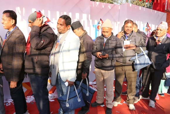 एमाले नेतृत्व चयनका लागि मतदान सुरु, ओली-पोखरेलबीच कडा प्रतिस्पर्धा