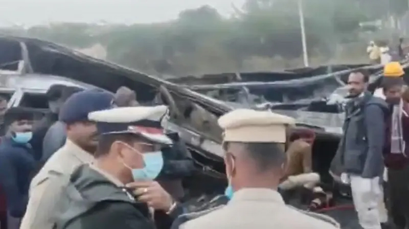 भारतको कर्नाटकमा बस र ट्रक ठोक्किंदा कम्तिमा ११ जनाको मृत्यु