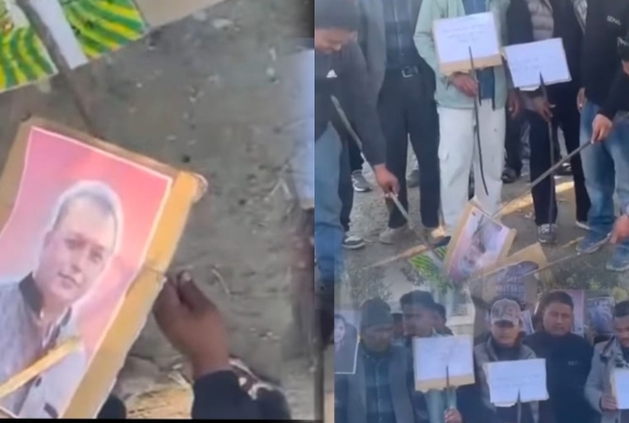 रमेश लेखकका कार्यकर्ताद्वारा दोधारा चाँदनीमा गगन थापाको पुत्ला दहन