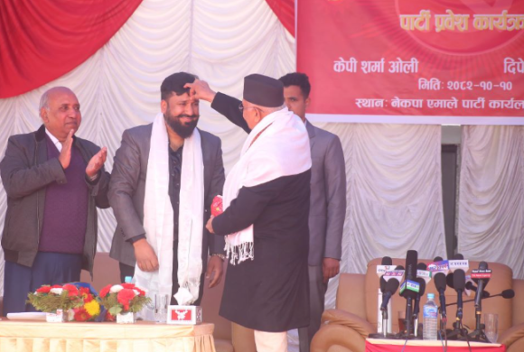 विवादित सेयर कारोबारी दीपेन्द्र अग्रवाल एमालेमा प्रवेश