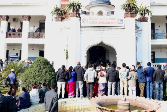 आधिकारिकता विवाद चुलिएपछि कांग्रेस कार्यकर्ताद्वारा निर्वाचन आयोगमा धर्ना