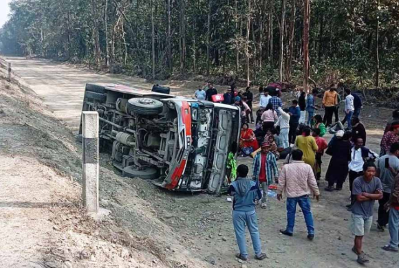 बर्दिबासमा यात्रुबाहक बस दुर्घटना, १८ जना घाइते