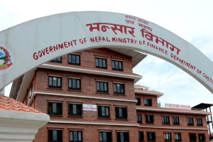 त्रिभुवन विमानस्थलका भन्सार अधिकृतसहित ३ जना कर्मचारी घुससहित पक्राउ, २३ थान मोबाइल बरामद