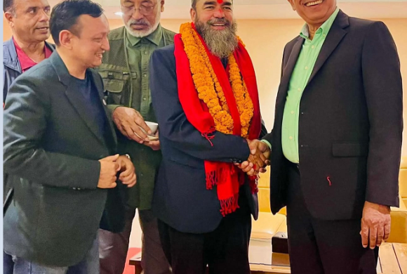 नेकपाका केन्द्रिय सदस्य तथा संविधान सभा सदस्य विनोद पहाडी एमालेमा प्रवेश