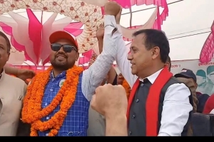 रास्वपा नवलपरासी पश्चिमका जिल्ला सभापति महेन्द्रसिंह ठकुरी कांग्रेस प्रवेश