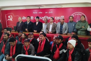 दोलखा एमाले निकट नेता-कार्यकर्ता नेकपामा प्रवेश, प्रचण्डद्वारा स्वागत