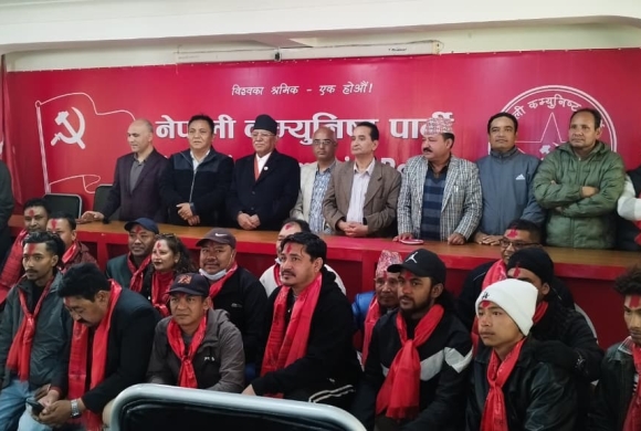 दोलखा एमाले निकट नेता-कार्यकर्ता नेकपामा प्रवेश, प्रचण्डद्वारा स्वागत